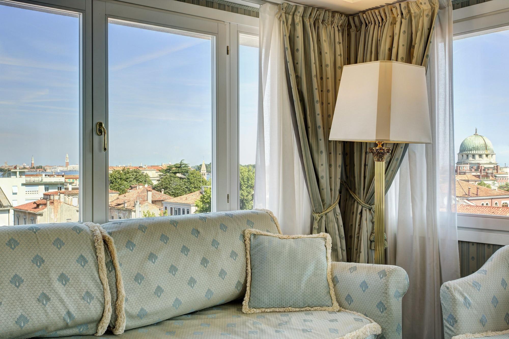 โรงแรมเบียซุตติ Lido di Venezia ภายนอก รูปภาพ
