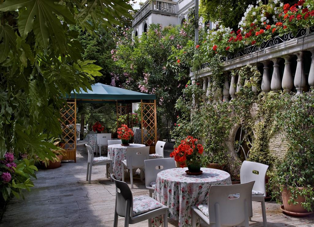 โรงแรมเบียซุตติ Lido di Venezia ภายนอก รูปภาพ
